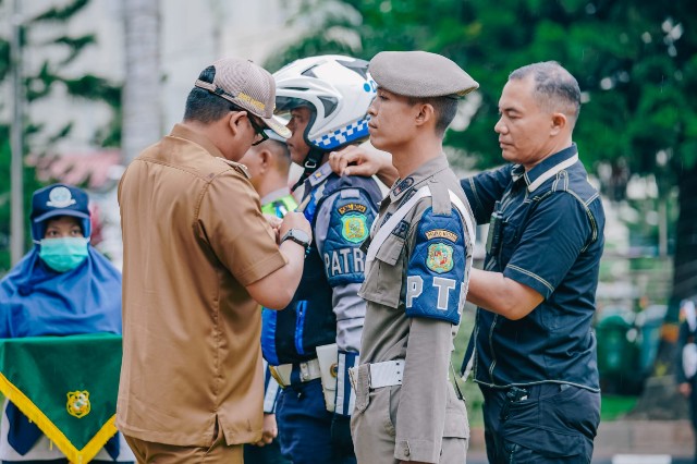 Wali Kota Medan, Bobby Nasution, menyematkan pin pada apel kesiapan tertib lalu lintas
