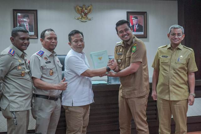 Wali Kota Medan, Bobby Nasution, menyerahkan sertifikat