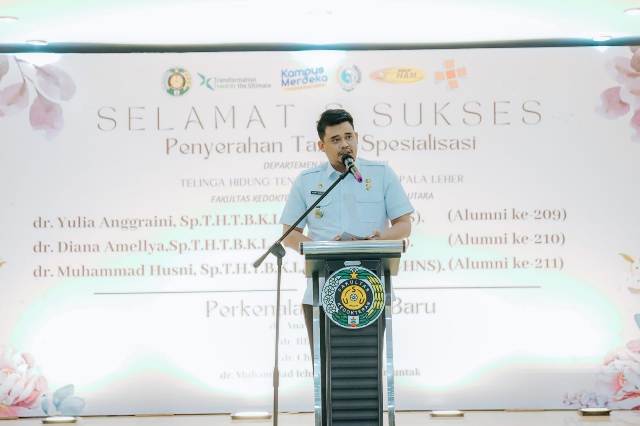Wali Kota Medan, Bobby Nasution, pada penyerahan tanda spesialis THTdi USU