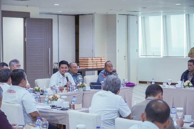 Wali Kota Medan, Bobby Nasution, rapat bersama BWS soal pembangunan tanggul rob di Belawan