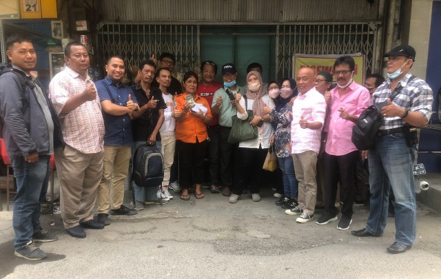 Wartawan menyerahkan donasi solidaritas kepada Jukir di Jalan Raden Saleh Medan