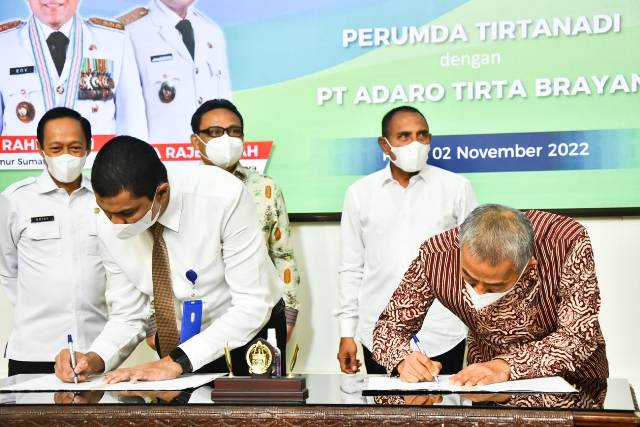 Dirut PT Adaro Tirta Brayan, Ahmad Rosyid, dan Dirut Perumda Tirtanadi, Kabir Bedi, menandatangani kerjasama