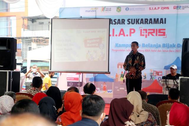 Dirut PUD Pasar Kota Medan, Suwarno, memberikan pencerahan kepada pedagang agar dapat menggunakan transaksi non tunai