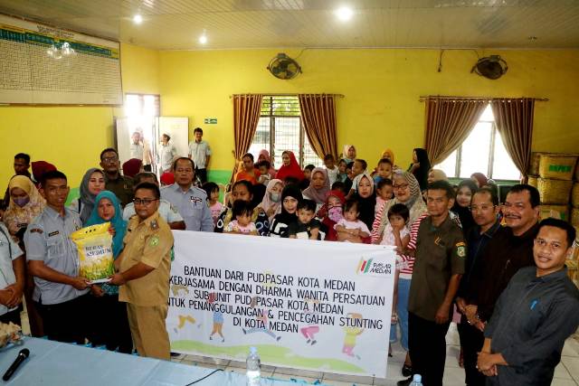 Dirut PUD Pasar Medan, Suwarno, memberikan bantuan pangan ke Pekan Labuhan