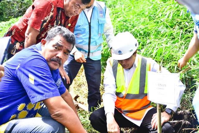 Dirut Perumda Tirtanadi, Kabir Bedi, menanam pohon aren di Sibolangit