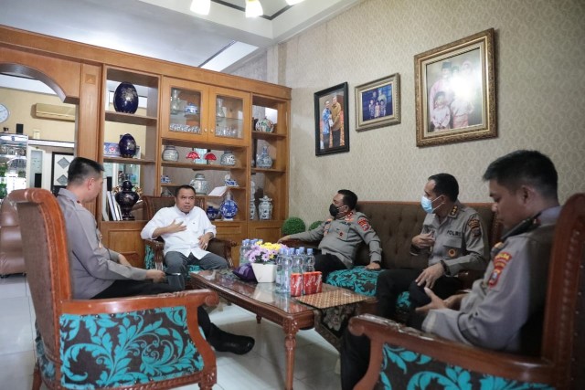 Kapolda Sumut, Irjen Panca Putra Simanjuntak berkunjung ke rumah Ketua PWI Sumut