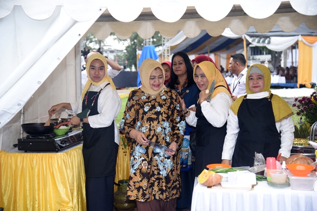 Ketua TP PKK Sumut, Nawal Lubis, membuka festival kuliner di Istana Maimun Medan
