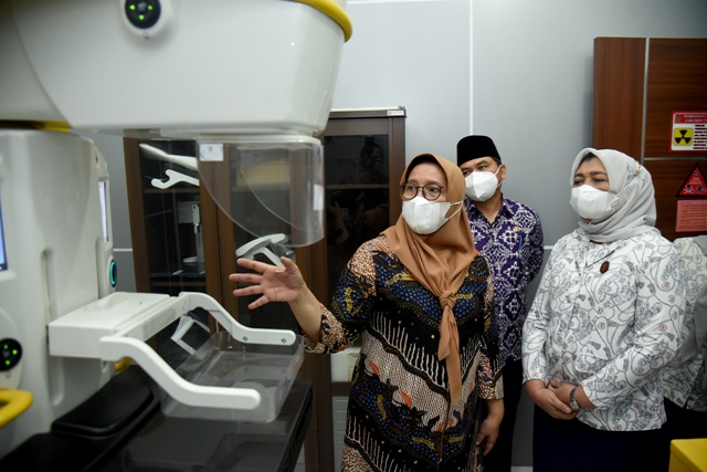 Ketua YKI Sumut, Nawal Lubis, meminjau alat pemeriksaan mammography di RS Haji Medan