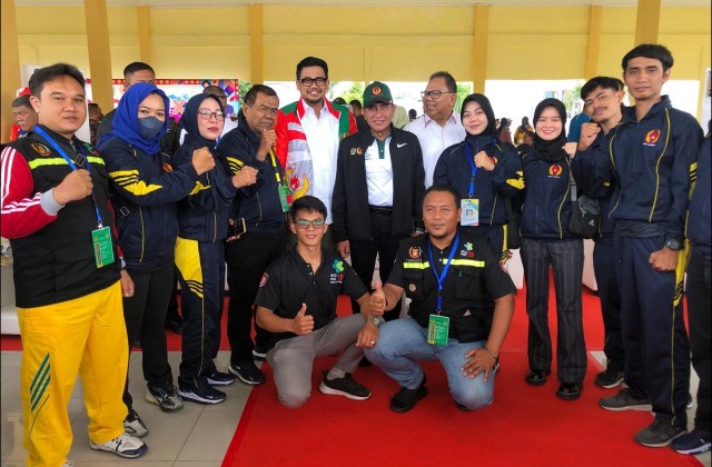 Kontingen Kabupaten Langkat berfoto bersama Gubsu usai penutupan Porprovsu XI