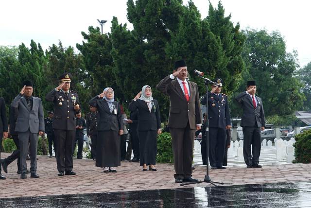 Pj Wali Kota Tebingtinggi, Muhammad Dimiyathi, memimpin ziarah ke makam pahlawan pada peringatan Hari Pahlawan 2022