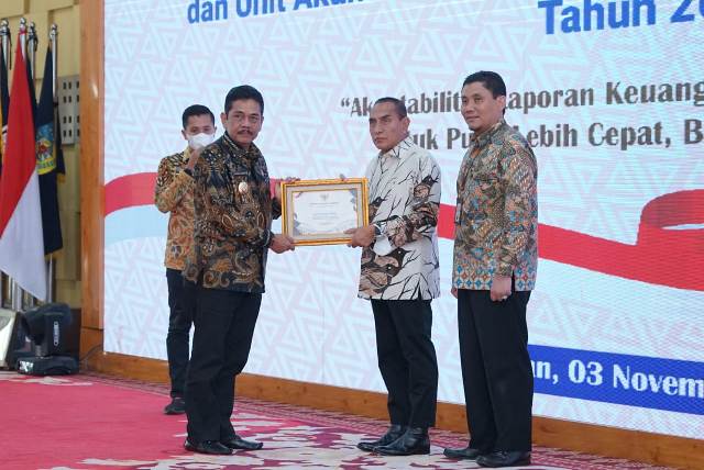 Pj Wali Kota Tebingtinggi, Muhammad Dimiyathi, menerima penghargaan opini WTP dari BPK RI