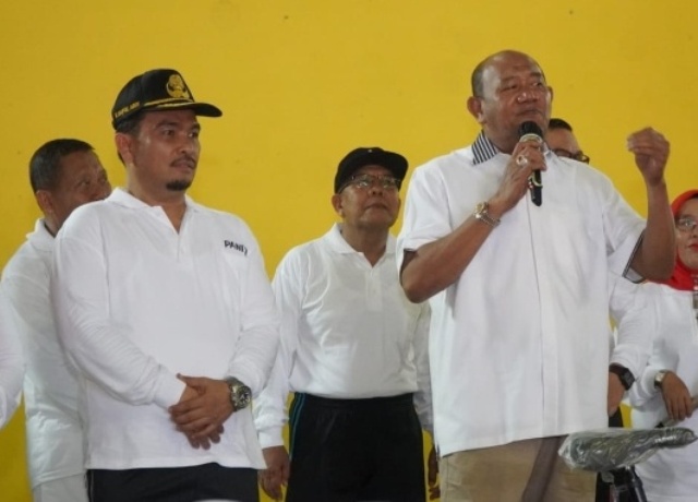 Plt Bupati Langkat, Syah Afandin, memberikan sambutan pada peringatan Hari Guru Nasional tahun 2022