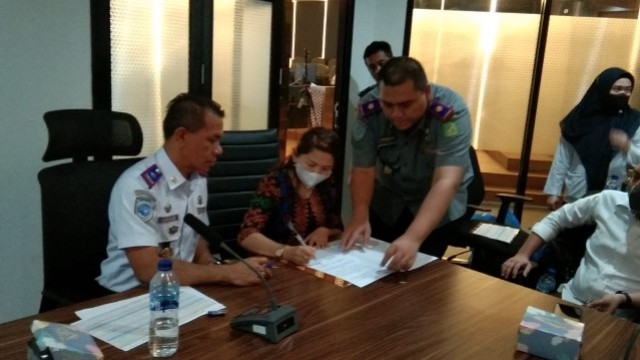 Salah-satu-rekanan-sedang-menandatangani-kerjasama-pengelolaan-E-Parking-dengan-Dishub-Medan
