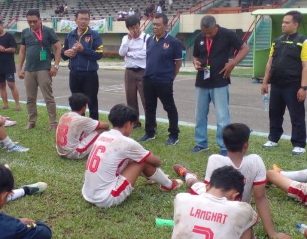 Wakil Ketua Koni Langkat, M. Idris Nasution, memberi motivasi kepada para pemain