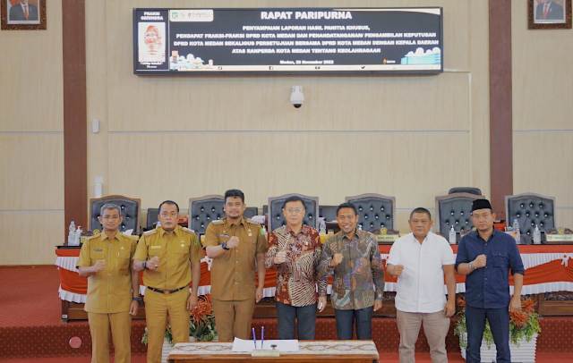Wali Kota Medan, Bobby Nasution, bersama pimpinan DPRD foto bersama usai pengesahan Perda Keolahragaan