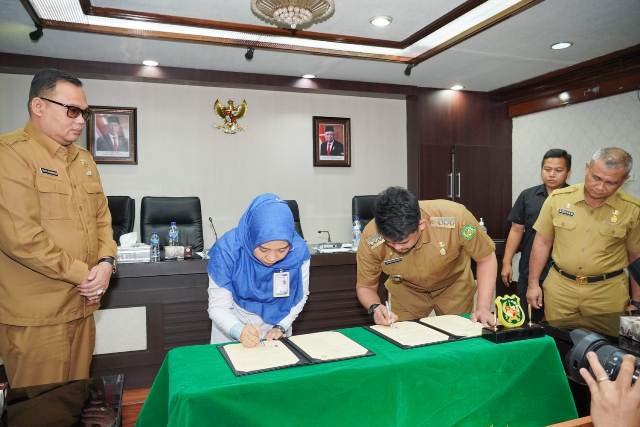 Wali Kota Medan, Bobby Nasution, dan Kepala BPJS Kesehatan Medan menandatangani kerjasama soal UHC
