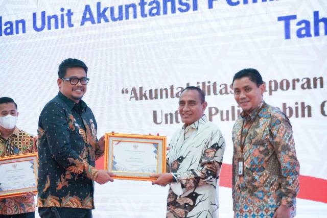 Wali Kota Medan, Bobby Nasution, menerima penghargaan opini WTP
