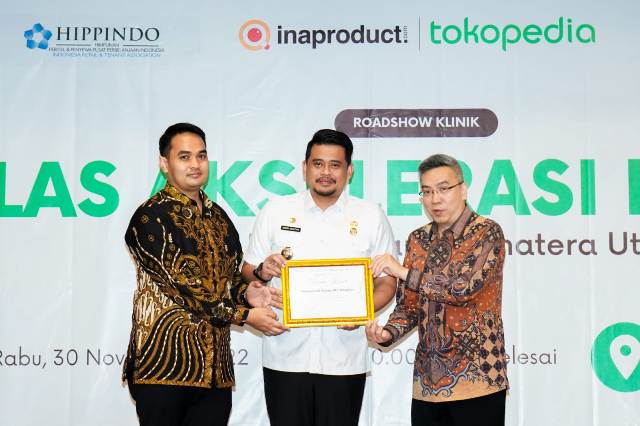 Wali Kota Medan, Bobby Nasution, menerima piagam dari Hippindo Budihardjo Iduansjah