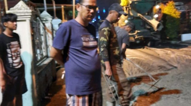 Anggota DPRD Medan Fraksi NasDem, Antonius D Tumanggor, memantau pembetonan jalan di Sei Agul