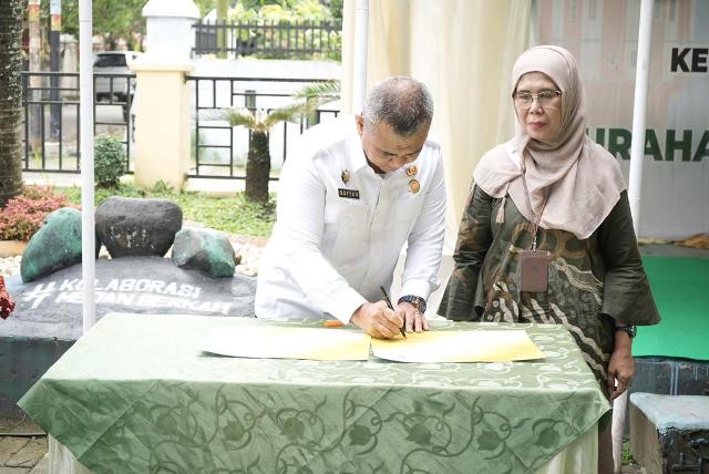Aspem Kesra Kota Medan, Muhammad Sofyan, di dampingi BPS Medan, Enny Nuryani Nasution, menandatangani pencanangan Sei Agul Kelurahan Cantik