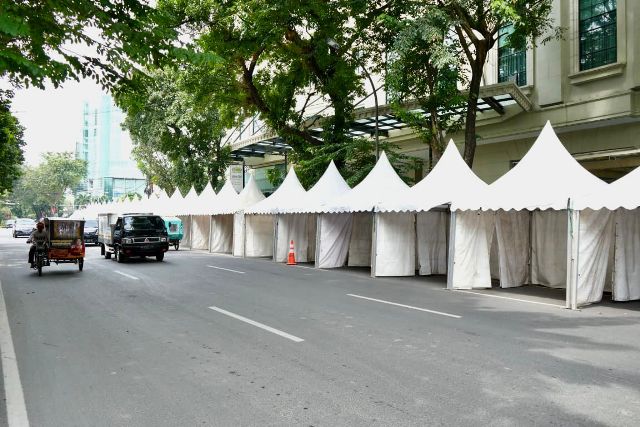 Barisan tenda di persiapkan untuk tenant kuliner menyambut malam pergantian tahun di Medan