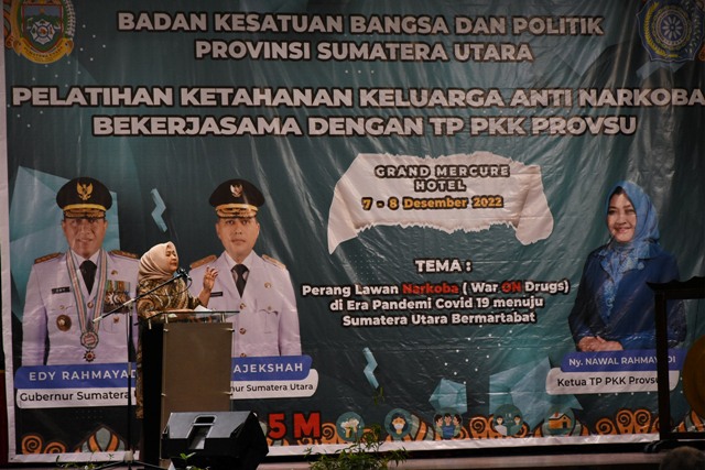 Ketua TP PKK Sumut, Nawal Lubis, memberikan sambutan pada Pelatihan Ketahanan Keluarga Anti Narkoba di Medan