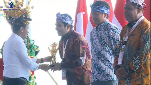 Menteri Investasi, Kepala Badan Koordinasi Penanaman Modal, Bahlil Lahadalia, memberikan penghargaan kepada Kadis PMPTSP Medan