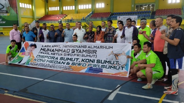 Peserta laga amal mengenang M. Syamsir foto bersama di GOR Dispora Sumut