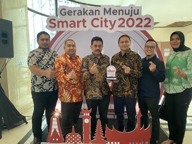 Pj Wali Kota Medan, Muhammad Dimiyathi, menerima penghargaan Gerakan Menuju Smart City dari Kominfo RI