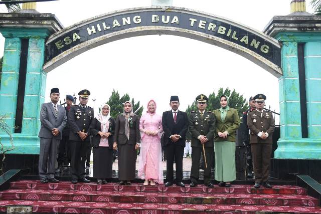 Pj Wali Kota Tebingtinggi, Muhammad Dimiyathi, foto bersama di Taman Makam Pahlawan usai upacara peringatan hai bersejarah Tebingtinggi