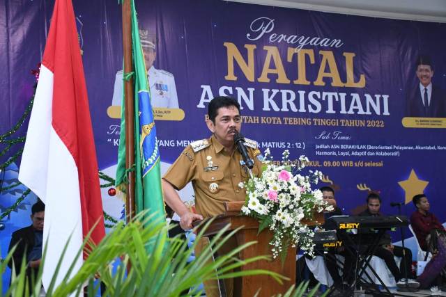 Pj Wali Kota Tebingtinggi, Muhammad Dimiyathi, memberikan sambutan pada perayaan Natal ASN Pemkot Tebingtinggi