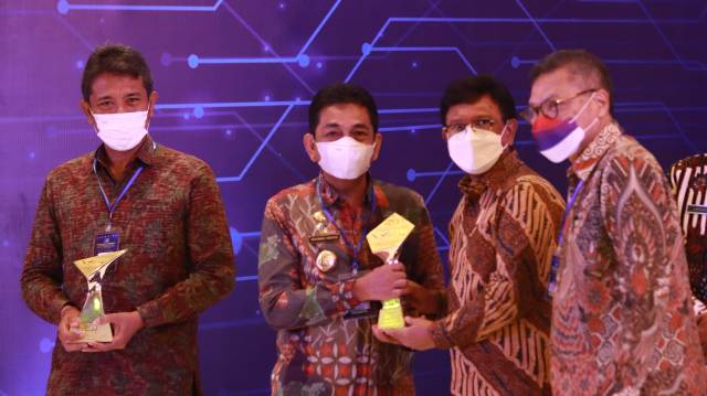 Pj Wali Kota Tebingtinggi, Muhammad Dimiyathi, menerima penghargaan TP2DD dari Menkominfo RI