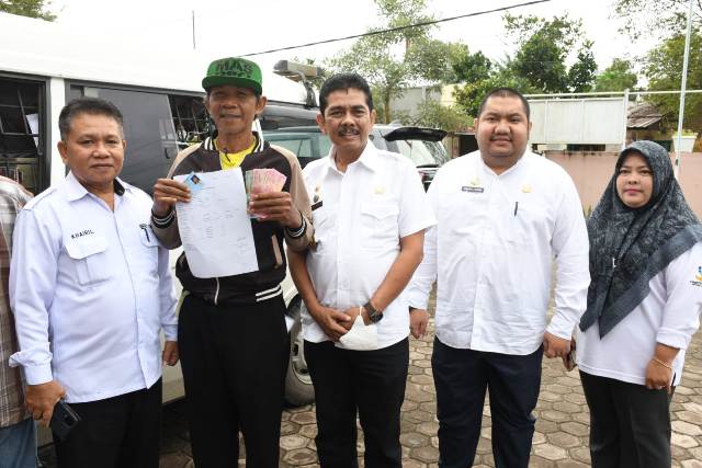 Pj Wali Kota Tebingtinggi, Muhammad Dimiyathi, menyalurkan BLT kepada masyarakat