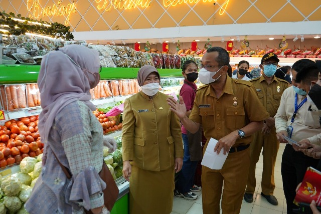 Plt Asisten Ekbang, Masyursyah bersama Kadis Ketapang, Emilia Lubis, meninjau harga pangan di Brastagi Supermarket Medan