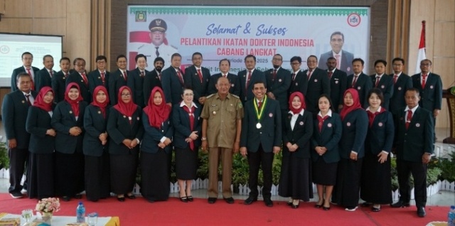 Plt Bupati Langkat, Syah Afandin, foto bersama dengan para pengurus IDI Kabupaten Langkat usai pelantikan