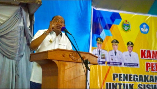 Plt Bupati Langkat, Syah Afandin, memberikan sambutan pada Kampanye Pelajar Penegakan Budi Pekerti yang digelar Disdik Sumut Cabang Stabat 1