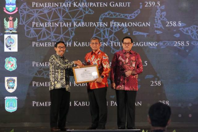 Sekda Kota Medan, Wiriya Alrahman, menerima penghargaan Meritokrasi dari Kemenpan RB di Jakarta
