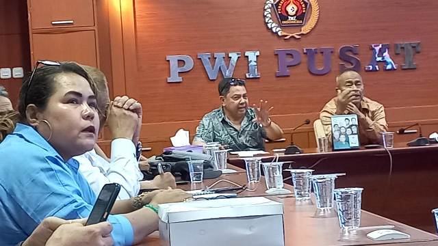 Sekjen PWI Pusat, Mirza Zulhadi di dampingi Ketua PWI Atal S Depari memimpin rapat persiapan HPN 2023 di Sumut