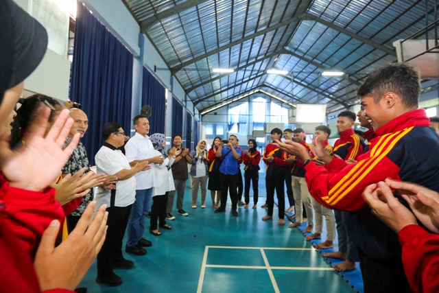Wagub Sumut, Musa Rajekshah, melepas atlet taekwondo mengikuti Kejurnas di Medan
