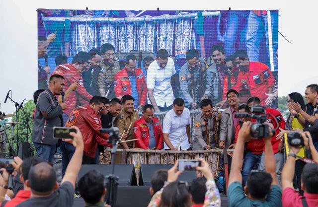 Wagub Sumut, Musa Rajekshah, memukul gondang tanda dibukanya Gebyar Danau Toba 2022