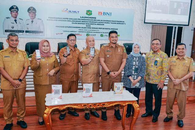 Wali Kota Medan, Bobby Nasution, bersama ASN memperlihatkan Kartu Kredit Pemerintah Daerah