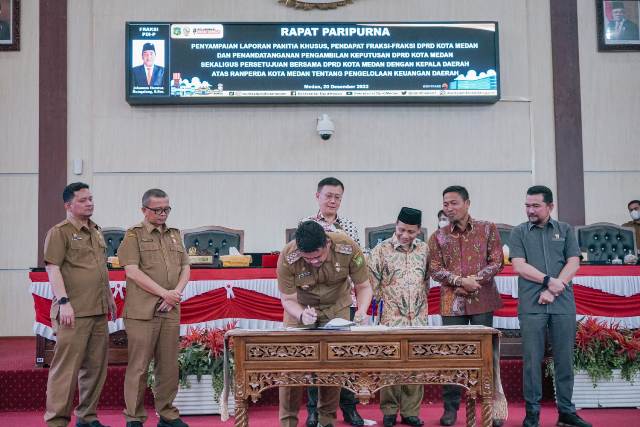 Wali Kota Medan, Bobby Nasution, menandatangani berita acara pengesahan Perda Pengelolaan Keuangan Daerah
