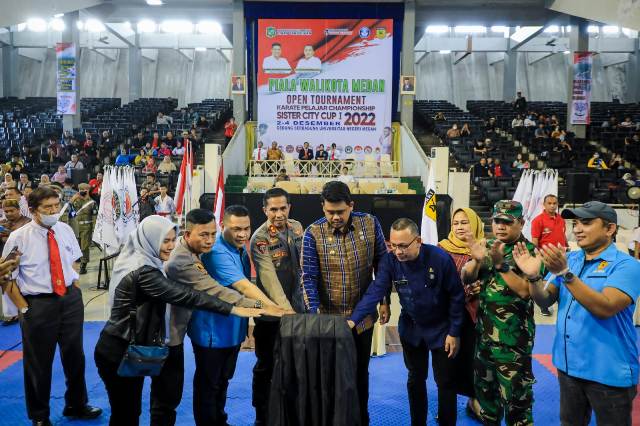 Wali Kota Medan, Bobby Nasution, menekan tombol membuka open turnamen karate Sister City 2022