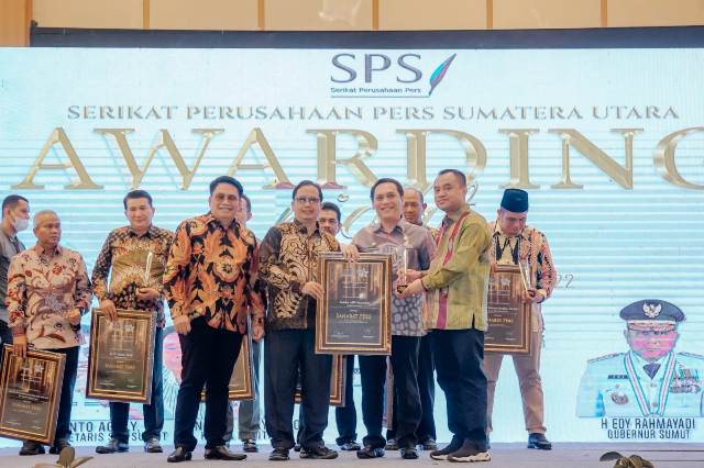 Wali Kota Medan di wakili Kadiskominfo, Arrahman Pane, menerima penghargaan sahabat pers dari SPS Sumut