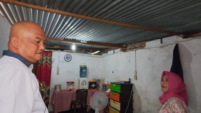 Anggota DPRD Medan, Robi Barus, mengunjungi rumah warga di Jalan S Parman Medan