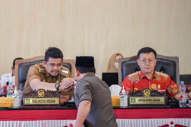 Anggota Fraksi Partai Gerindra DPRD Medan, Dedy Aksyari Nasution, menyalami Wali Kota Medan usai membacakan pemandangan umum fraksi pada sidang paripurna