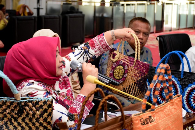 Ketua Dekranasda Sumut, Nawal Lubis, memperlihatkan salah sau hasil kerajinan lokal pada Rakerda Dekranasda Sumut 2023
