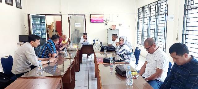 Ketua PWI Sumut, Farianda Putra Sinik, memimpin rapat persiapan Konfrensi PWI Tanjungbalai di Medan