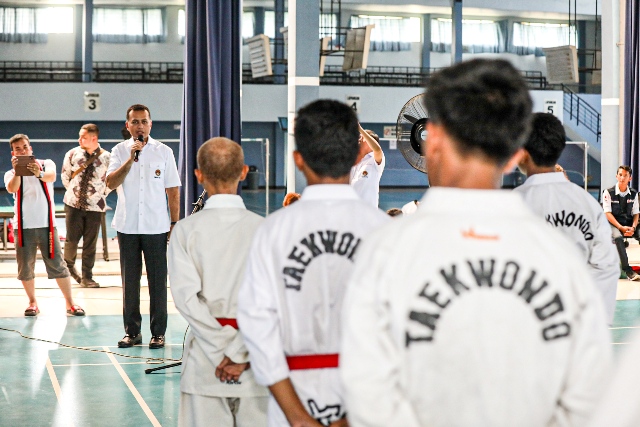 Ketua Pengprov Teakwondo Indonesia Sumut, Musa Rajekshah, memberikan arahan pada kenaikkan tingkat para taekwondoin