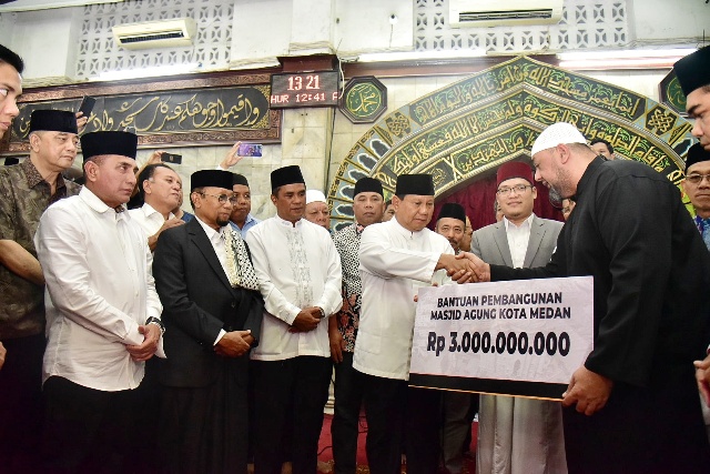 Menteri Pertahanan RI, Prabowo Subianto, memberikan bantuan pembanguan Masjid Agung Medan